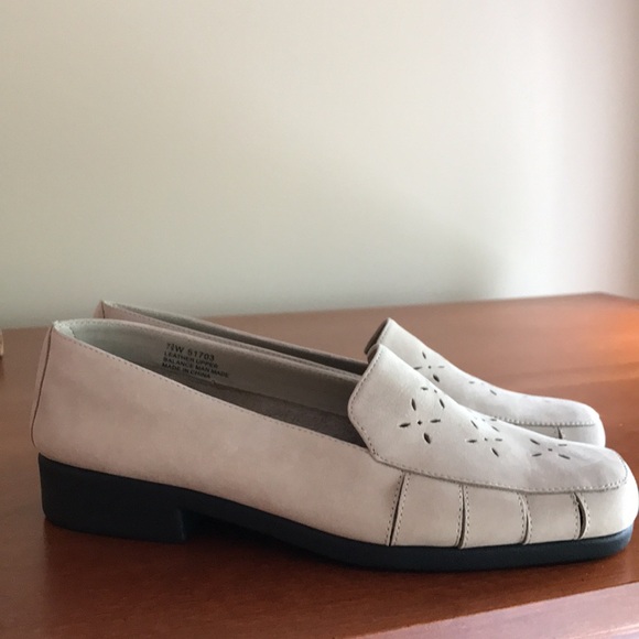 Aerosoles Women's Tan Loafers new. 7.5 Wide - Picture 7 of 7